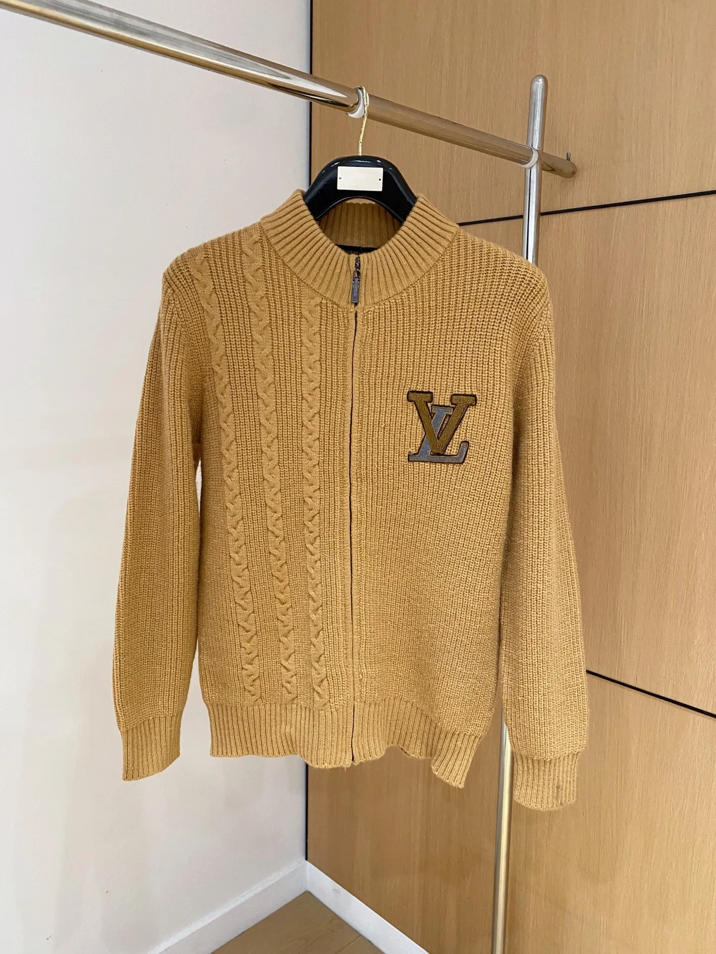 🅿️540 【LV Louis Vuitton】Autumn and winter classic cardigan sweater, in full condition! ! ! Wool blended fabric, the latest model in 2025, golden ratio! ! Slim-fitting soft gold, versatile and practical item, the combination and practicality are extremely powerful, simple and elegant, and classy! To create your own style, it is highly recommended to buy it in two colors. The standard slim fit tailoring process is suitable for both young and old men. It is knitted from wool and will not cause any discomfort! While keeping warm, it is stylish, textured and wearable, and the classic logo with contrasting colors on the chest feels in place! ! Recommended for regular customers! ! Size M-3XL (maximum wear: 190 pounds)